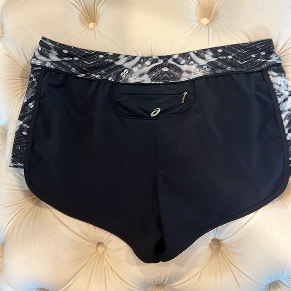 ASICS running shorts - Picture 2 of 8